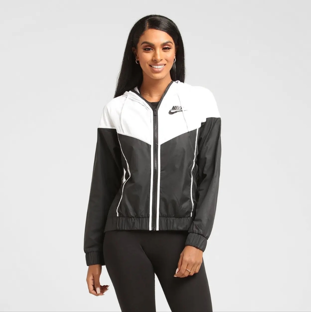 Nike Windrunner Jackets Size Medium